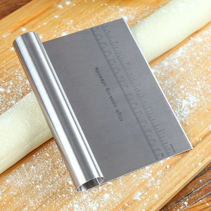 Coupe-pâte inox avec règle graduée, vue 3