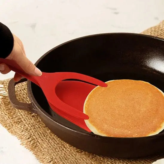 Tourner une crepe avec spatule de cuisine