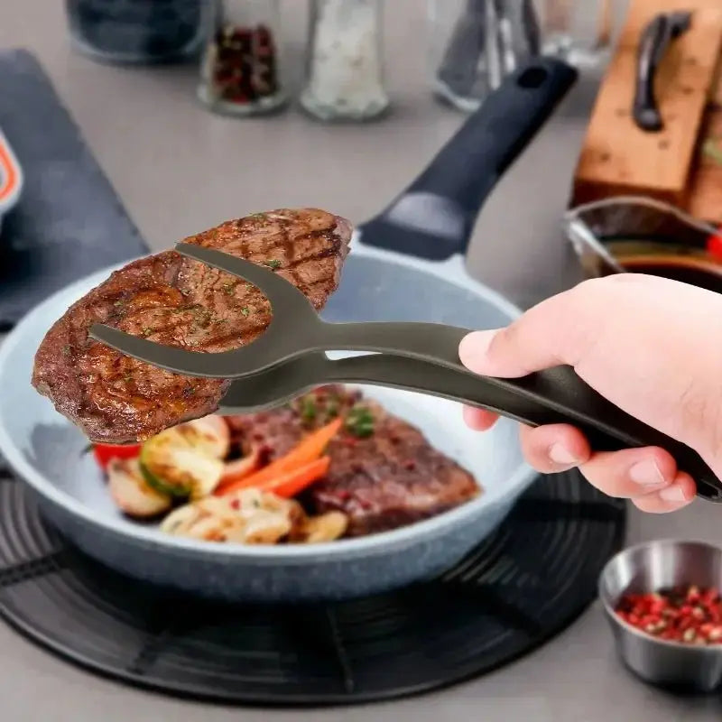 spatule qui tourne un steak dans une poele
