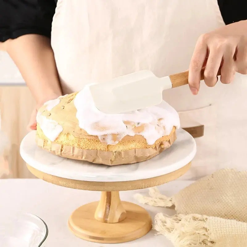 Badigeoner un gateau avec spatule cuisine