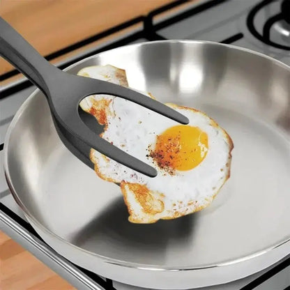 tourner un oeuf au plat avec spatule