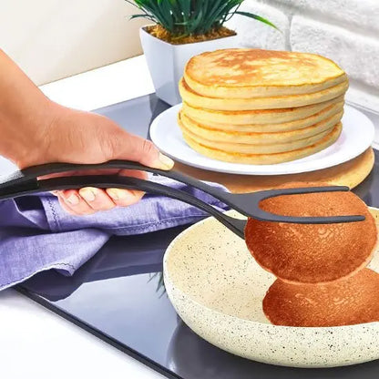 spatule en utilisation pour cuire des crepes